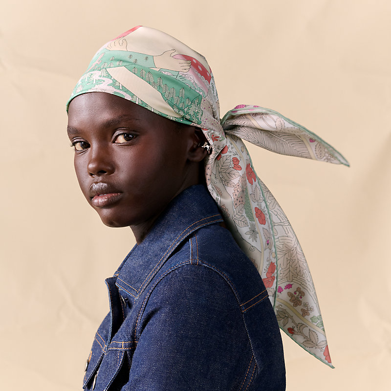 HERMES ダンスシーン シルクハンカチ 90cm dans-les-bras-de-selene-scarf-